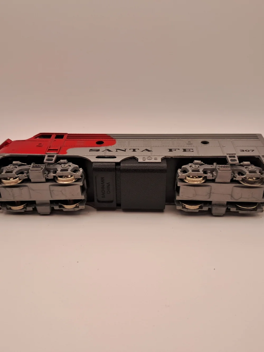 ​Bachmann HO Scale Santa Fe #307 EMD F9 Diesel Locomotive Warbonnet Red Silver